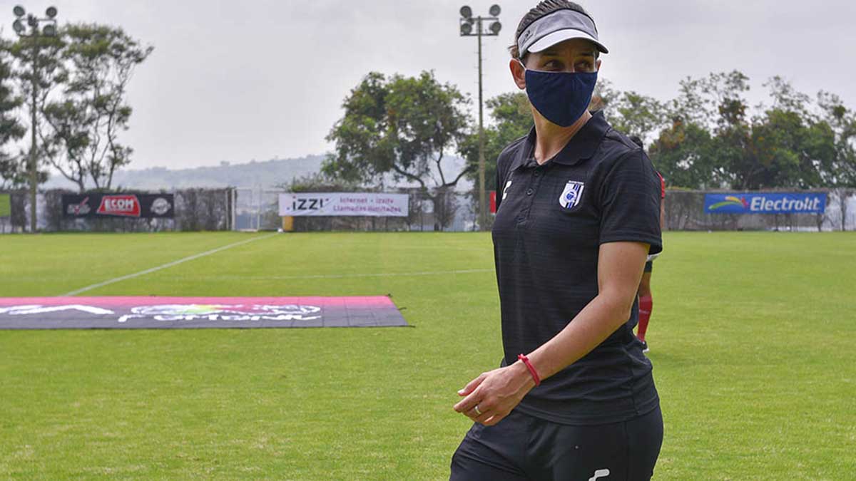 Carla Rossi: Las jugadoras de Gallos femenil tienen una gran disposición