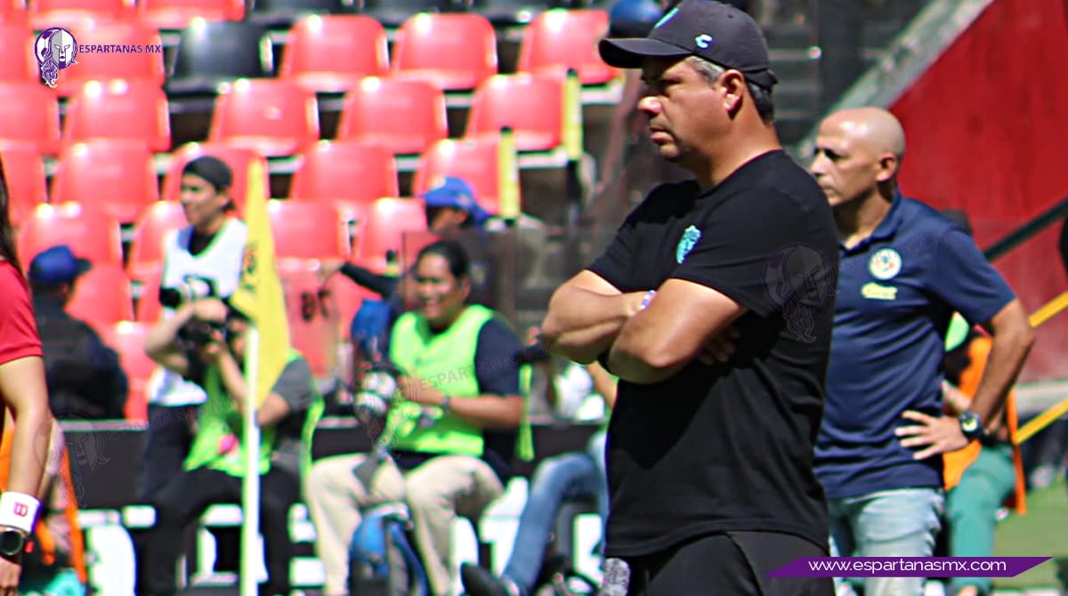 Juan Carlos Cacho en la cuerda floja y su futuro incierto en Pachuca Femenil: "Debemos hablar con la directiva"