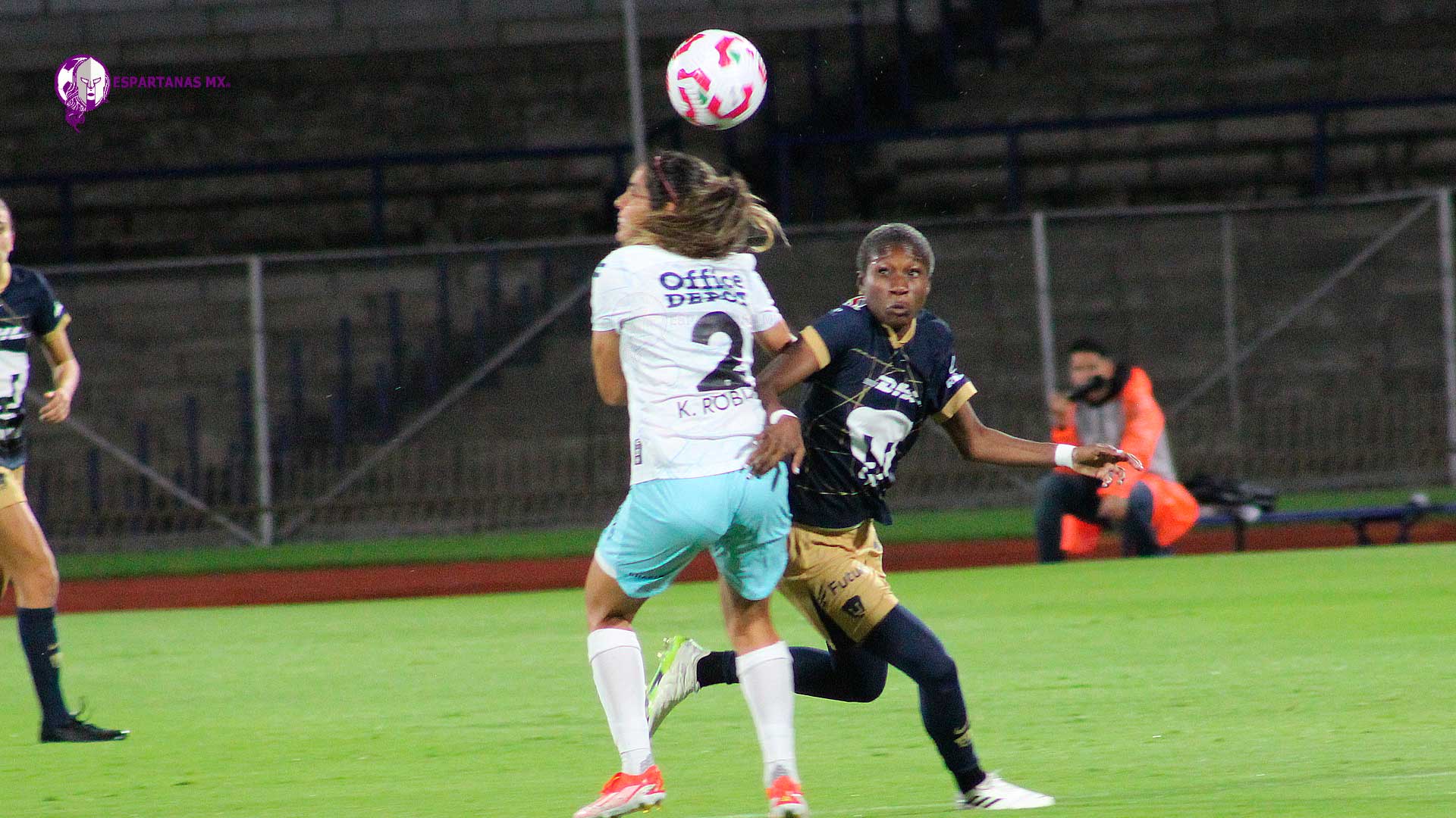 Pumas femenil: Deneisha Blackwood deja viendo “estrellitas” a Kenti Robles