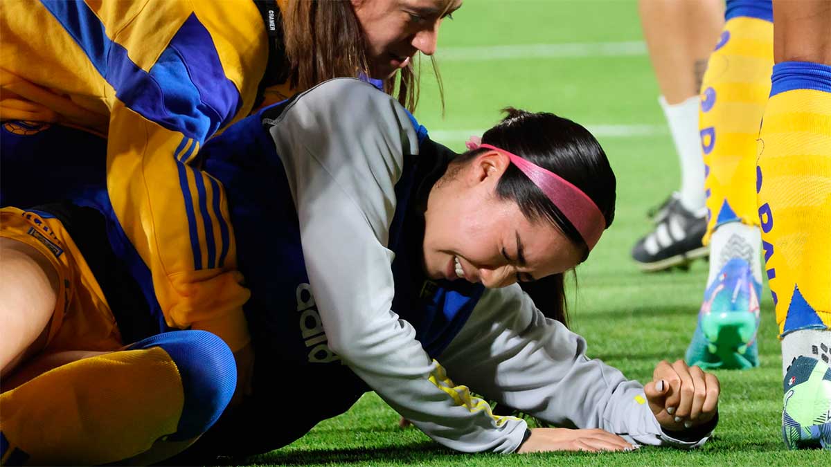 Greta Espinoza sufre fuerte balonazo previo al Pumas vs Tigres Femenil en CU