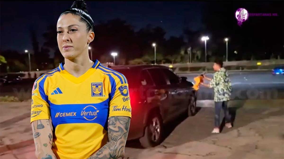 Jenni Hermoso firma la playera de un aficionado tras el partido Pumas vs Tigres