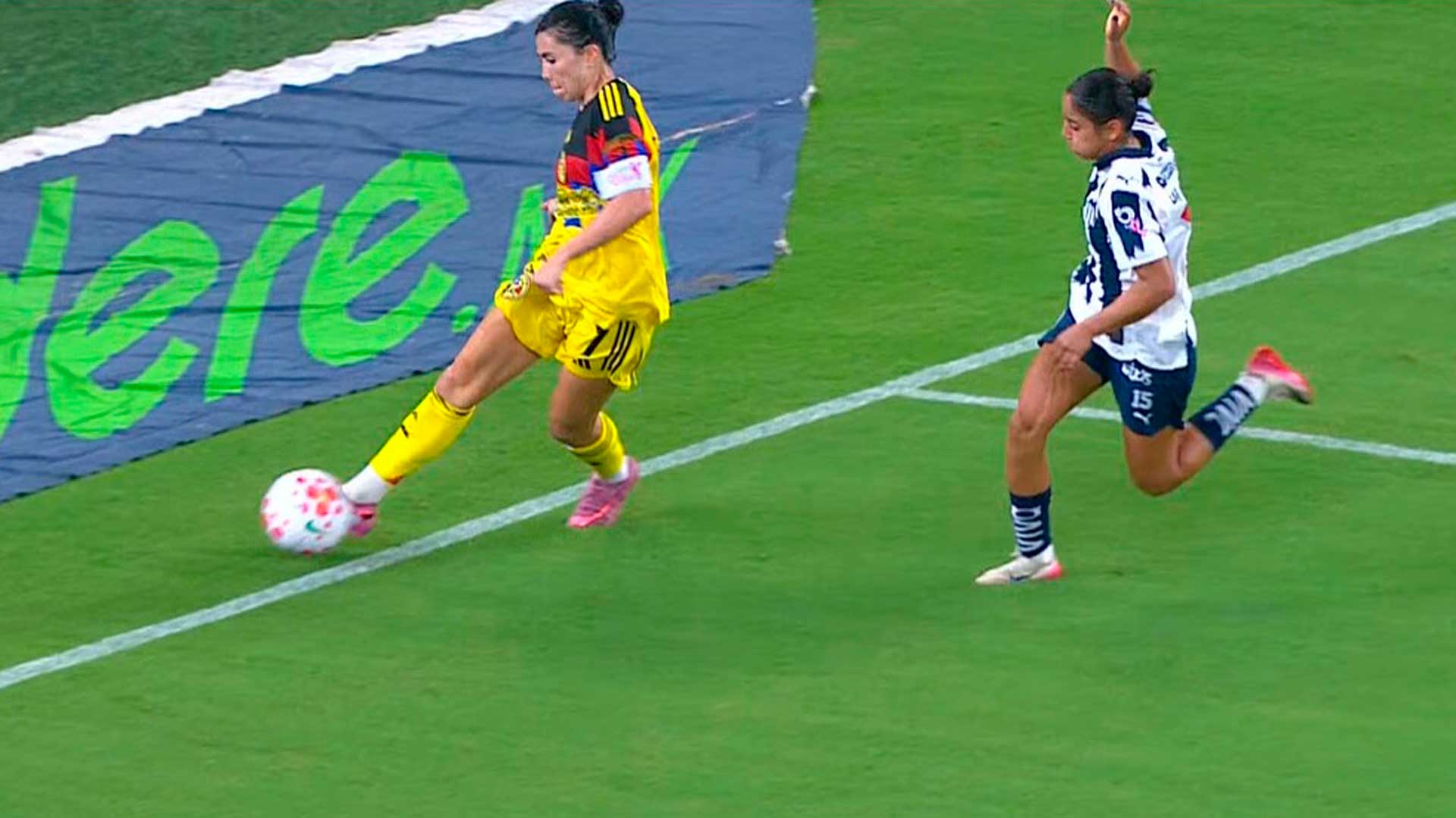 ¿Salió o no el balón? La jugada polémica del gol de Irene Guerrero en el Rayadas vs América Femenil