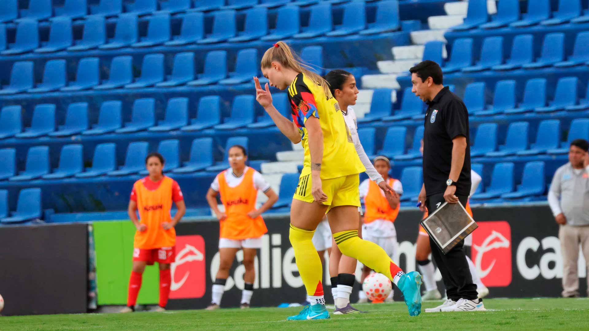 Jordan Brewster hace su debut con América Femenil