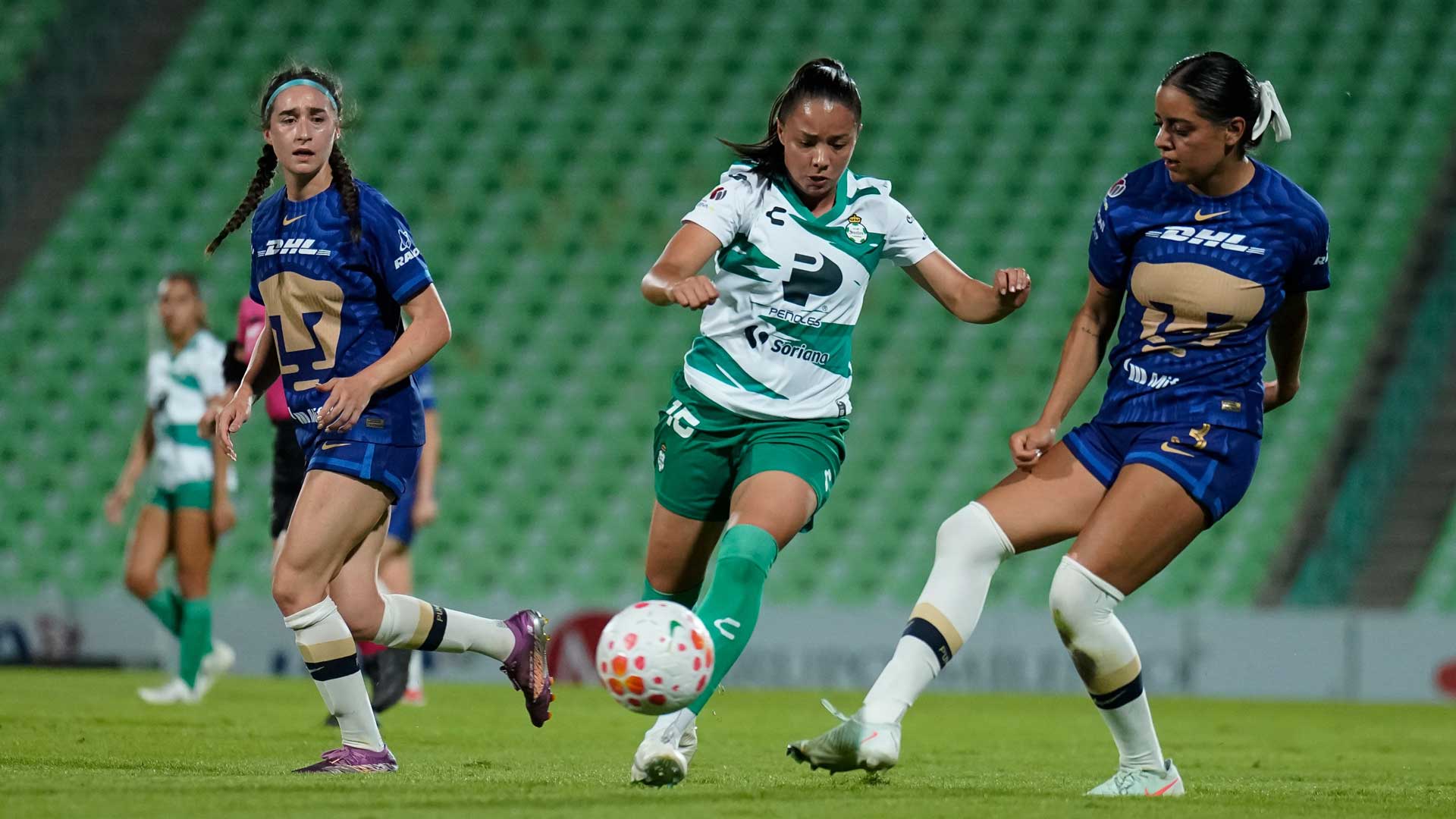 Pumas femenil vence 5-3 a Santos en Torreón y firma un festival de goles en la Jornada 9