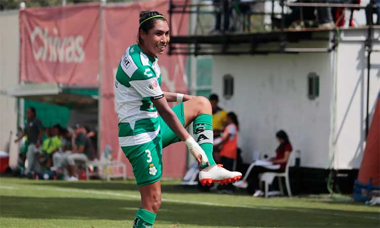 Estela Gómez logró un triplete a los minutos 1, 14 y 43.  Foto: Santos