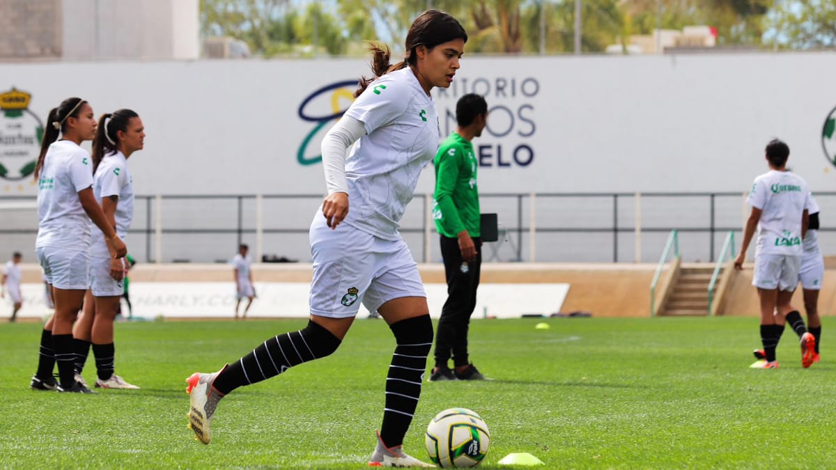 Alexxandra Ramírez, jugadora de Santos Femenil: Necaxa es un rival especial para mí