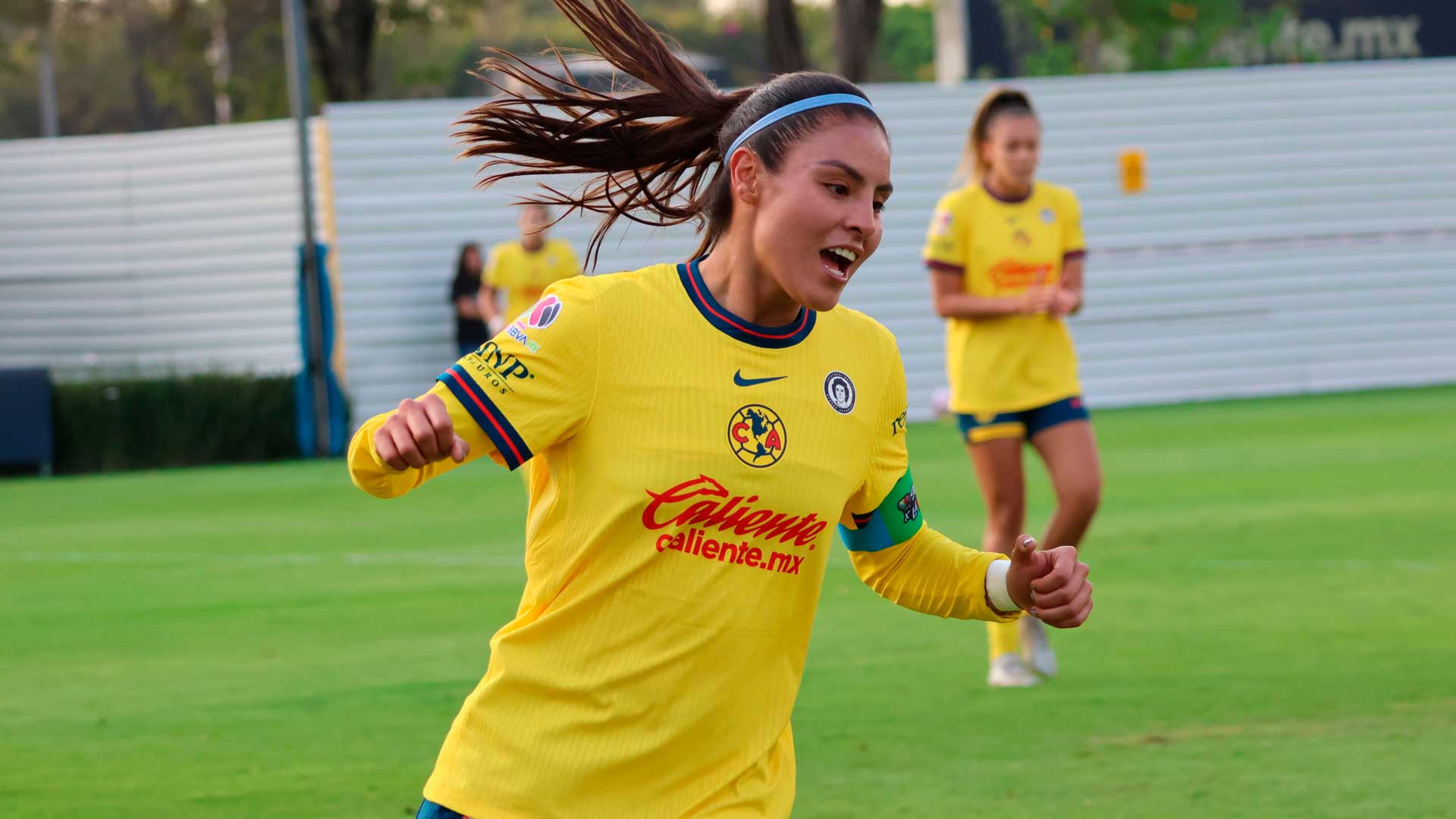 Karen Luna sigue brillando con América femenil; ahora anotó y sigue siendo una heroína en la portería