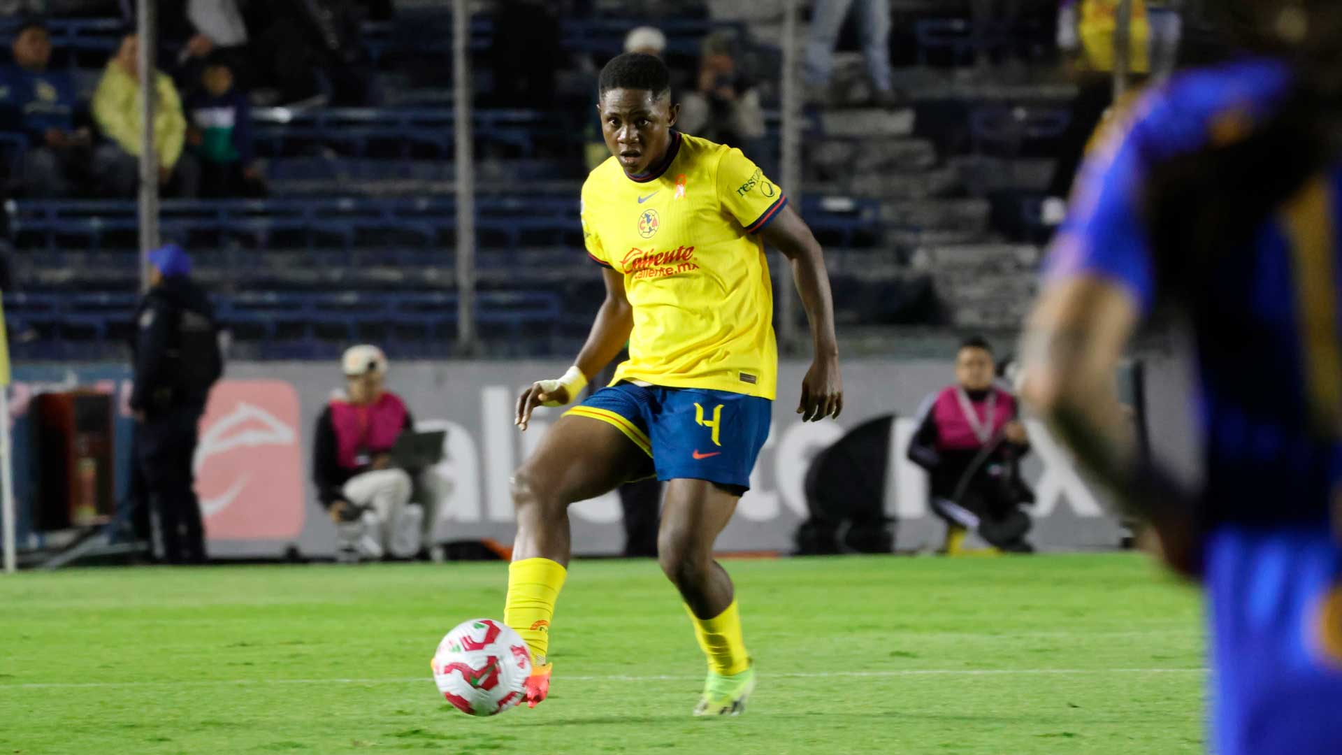 Chidinma Okeke sale en scooter de Coapa tras la goleada del América