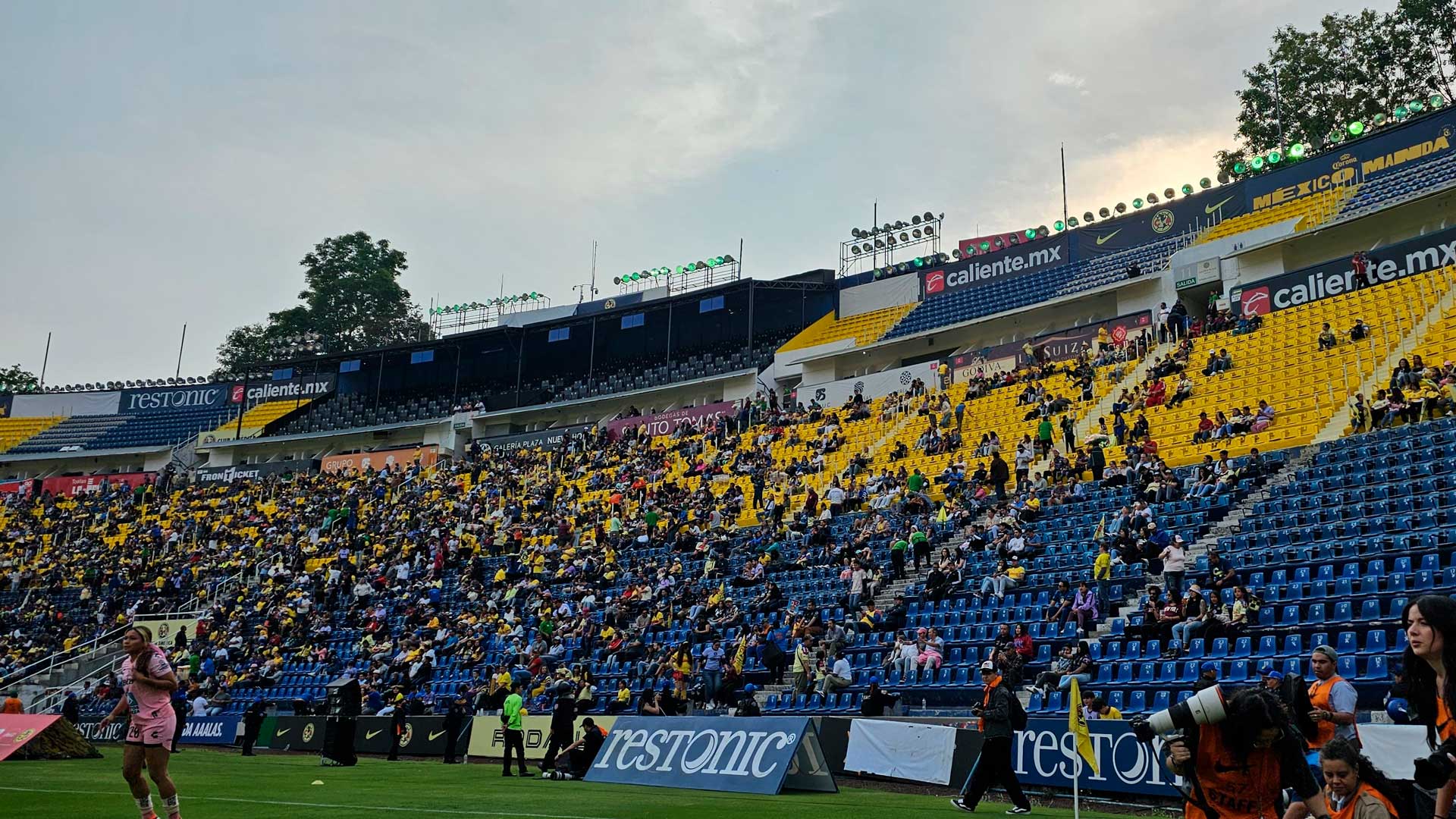 Gran entrada en el Estadio Ciudad de los Deportes renovado: Ahora luce azulcrema