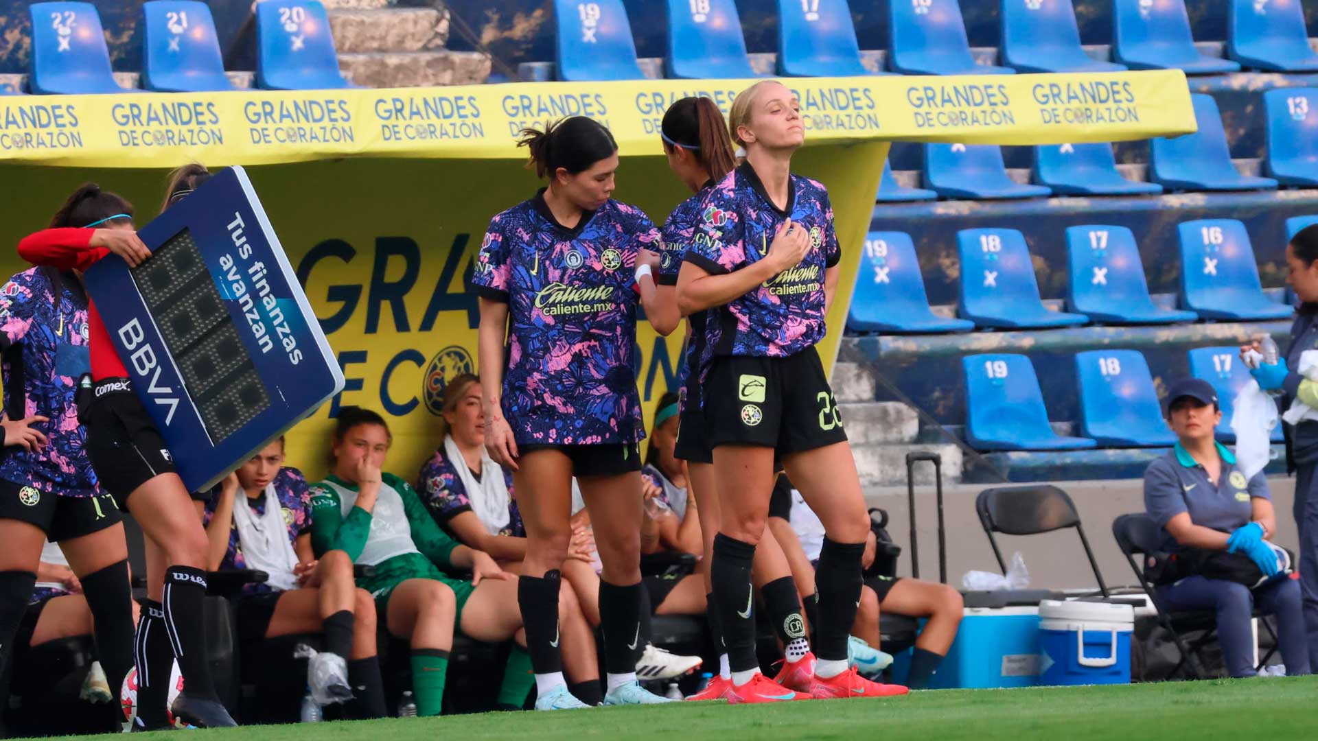 Compañerismo y Respeto Total en el América Femenil: Karen Luna le entrega el gafete de capitana a Kiana Palacios en su regreso tras lesión