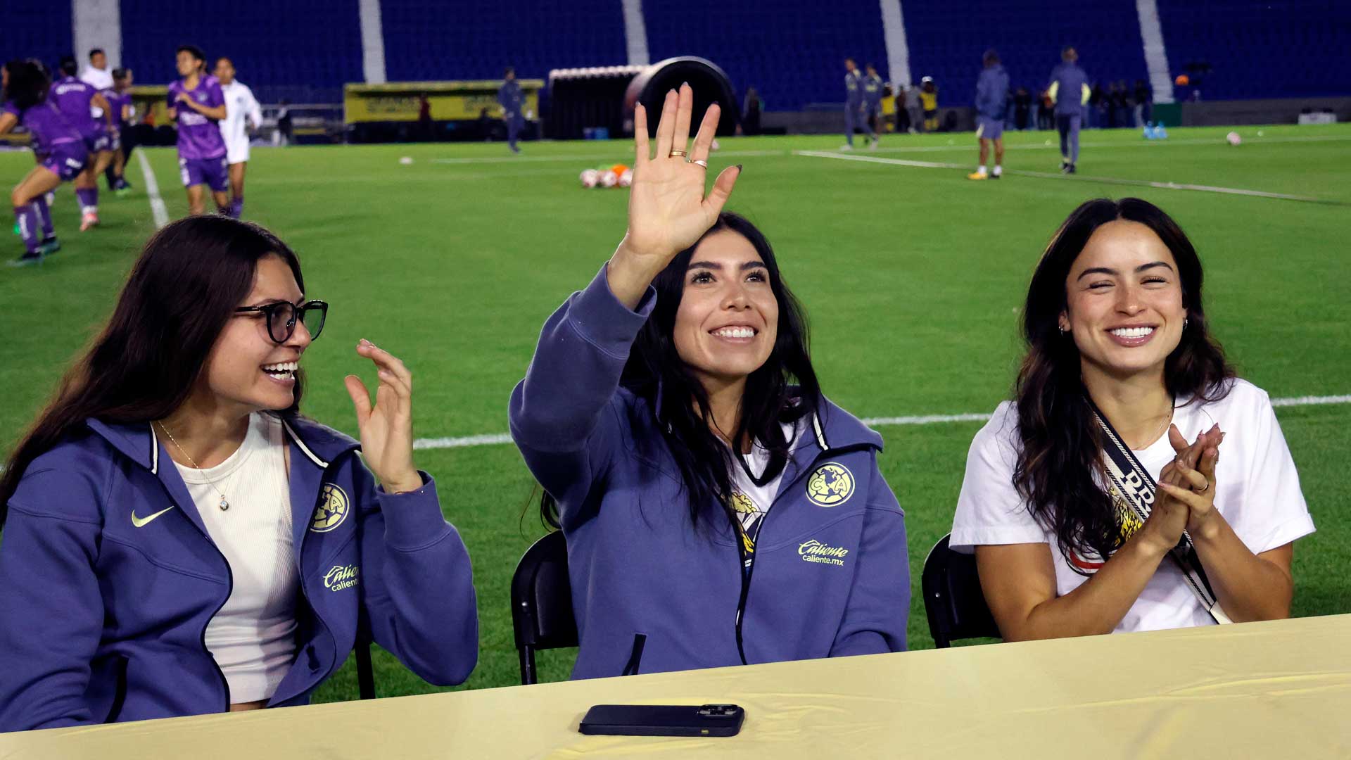 Scarley Camberos, Kiana Palacios e Itzel Velasco sorprenden a los aficionados con membresía del América Femenil con autógrafos y selfies