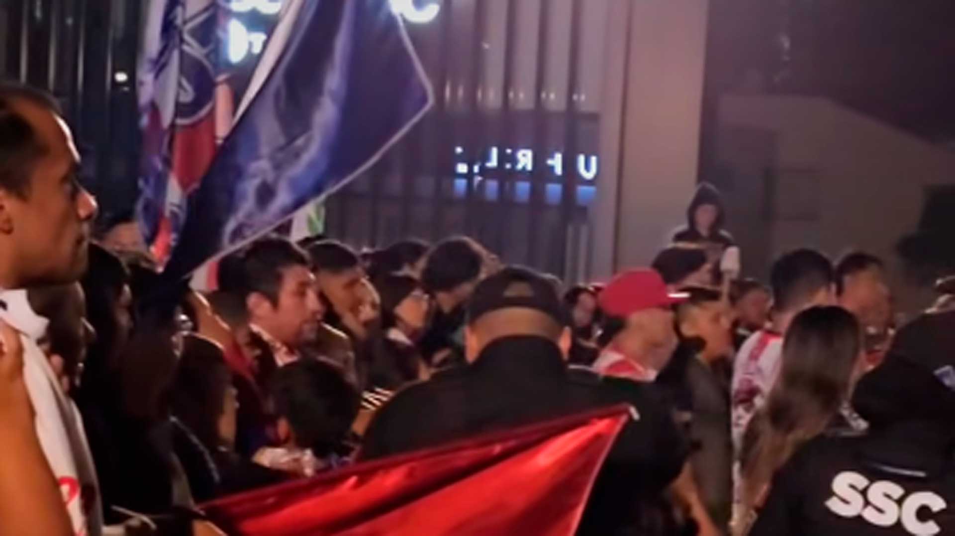 Chivas Femenil recibe emotiva serenata de los aficionados rojiblancos, previo al clásico nacional ante América 