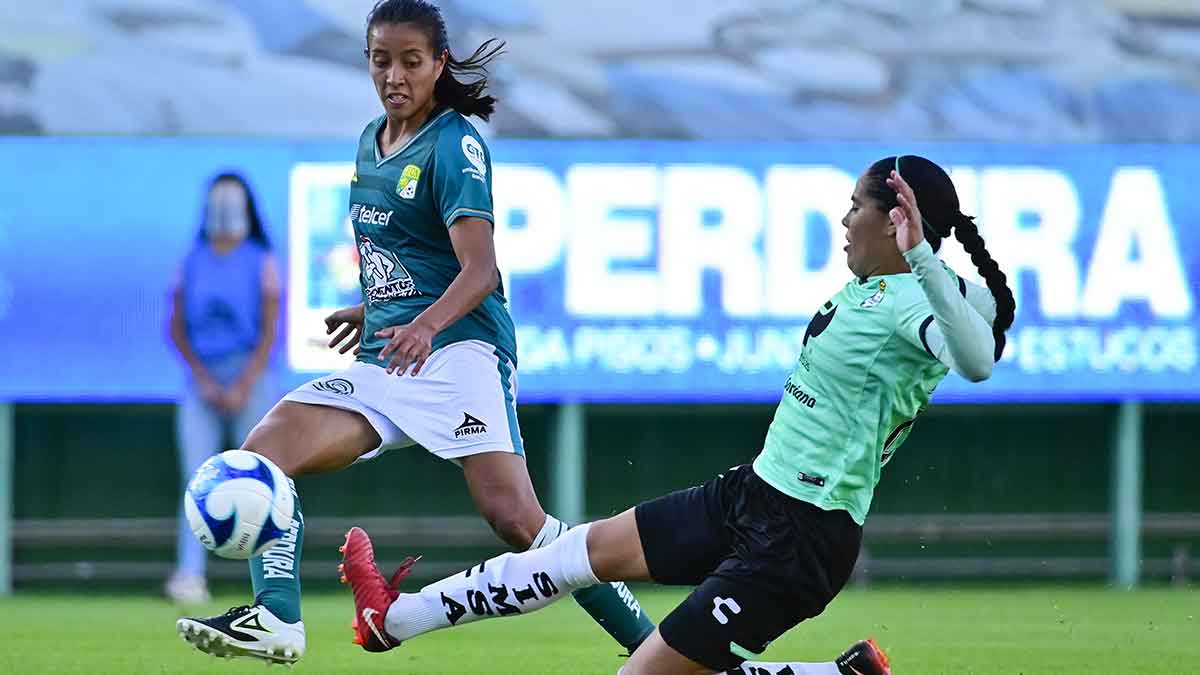 León derrota 2-1 al Santos en el estadio Nou Camp