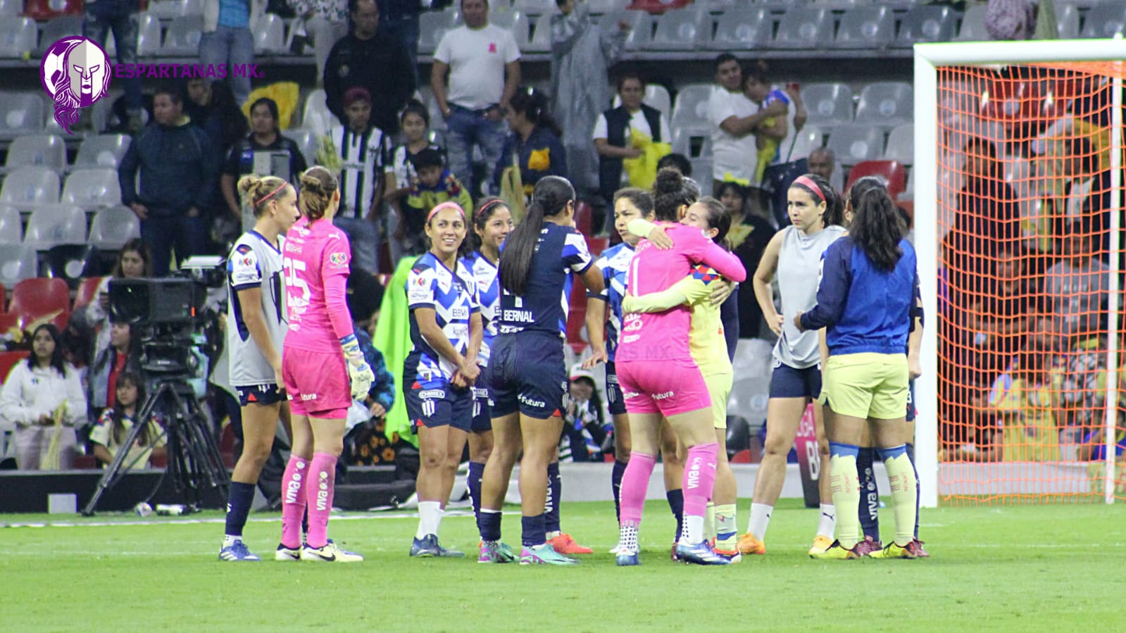 Mariana Cadena y Aylin Aviléz, jugadoras del América femenil, se reencuentran con sus excompañeras de Rayadas