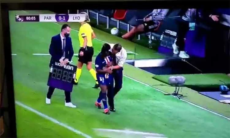 Video: DT del PSG toca de más a jugadora y las redes no lo perdonan