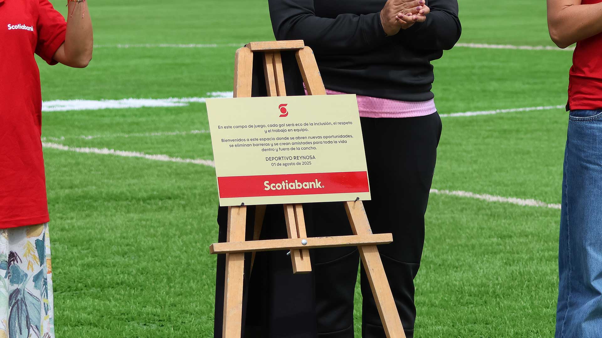 ¿Qué dice la placa que se develó en la cancha inaugurada por Alexia Putellas y Scotiabank?