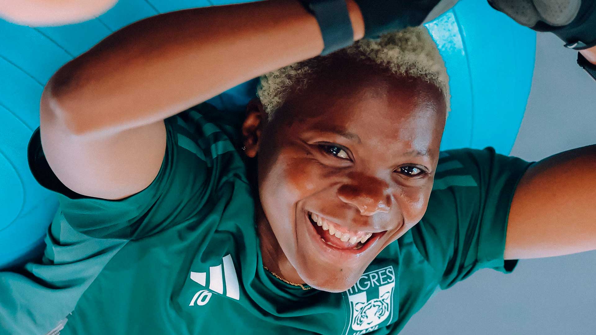 Nuevo look, misma letalidad, Thembi Kgatlana, jugadora de Tigres femenil, sorprende con este divertido cambio de look 