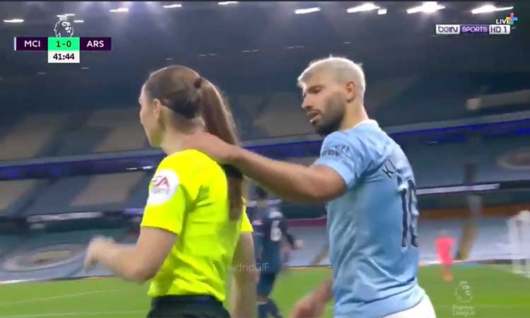 Alex Morgan, molesta con el Kun Agüero por tomar del cuello a Sian Massey-Ellis