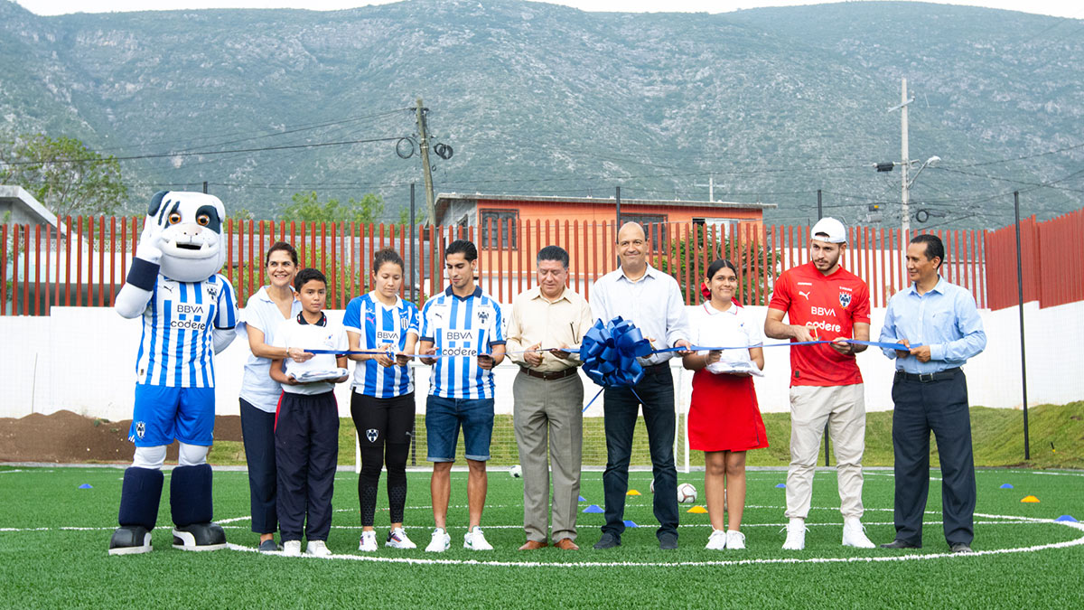 Rayadas entregan cancha para niñas y niños en Monterrey