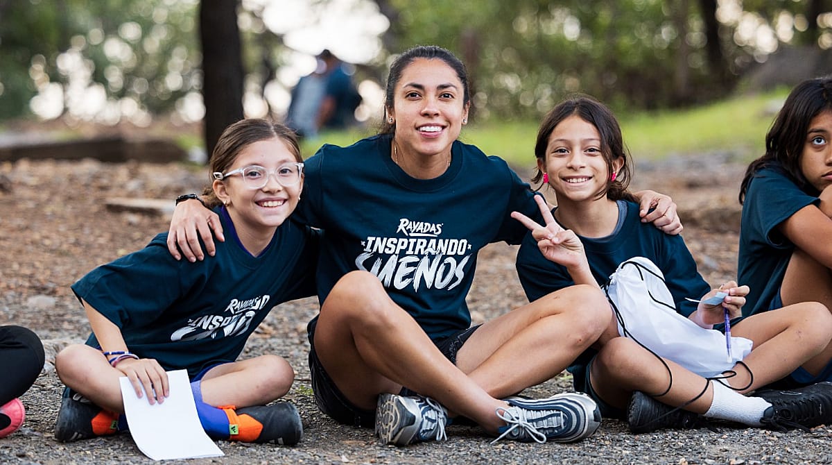 Jugadoras de Monterrey conviven con más de 100 niñas en Chipinque con “Rayadas Inspirando Sueños”