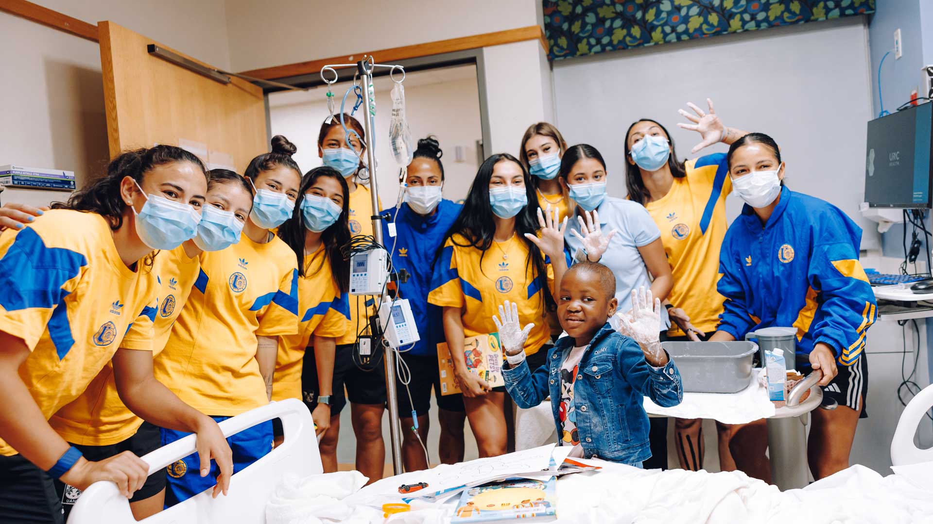 Tigres Femenil visita hospital infantil en Carolina del Norte y comparte momentos con niñas y niños