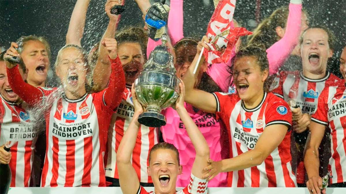 Cecilia Santiago, campeona de Copa con el PSV femenino