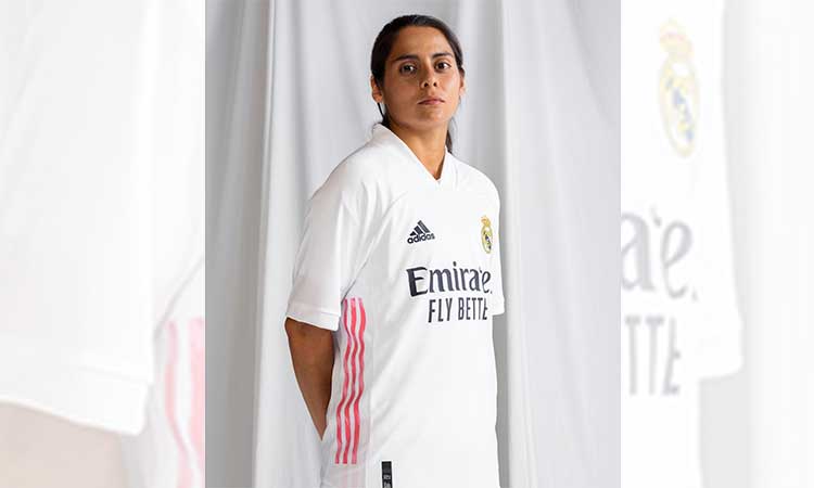 Kenti Robles feliz con nuevo uniforme del Real Madrid