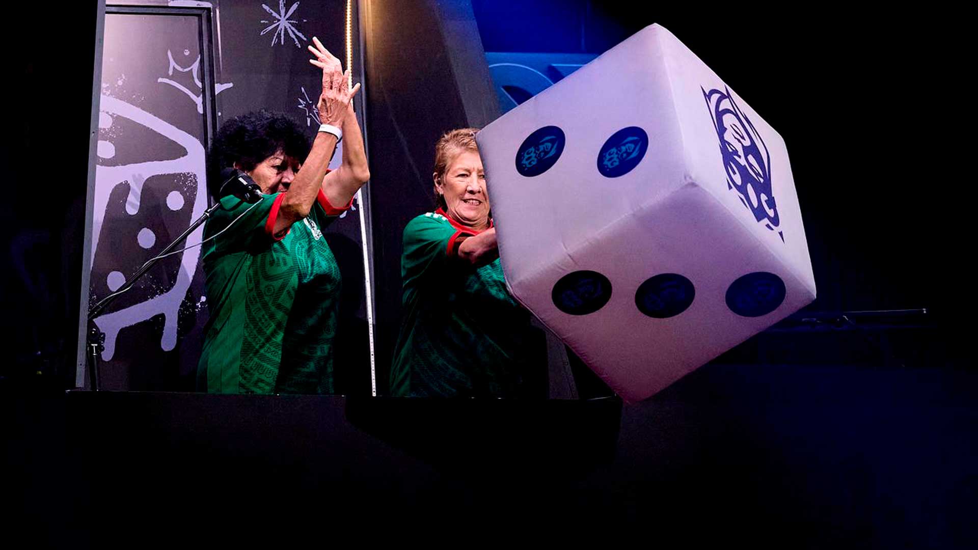 Lourdes de la Rosa y Martha Coronado, pioneras del futbol femenil mexicano, protagonizan momento histórico en la Queens League