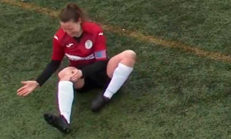 Una futbolista se le disloca rodilla y se la reacomoda ¡a golpes!