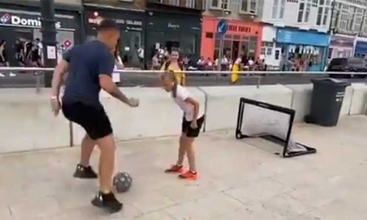 Video: Niña de 10 años "humilla" a un joven en partido uno a uno en la calle