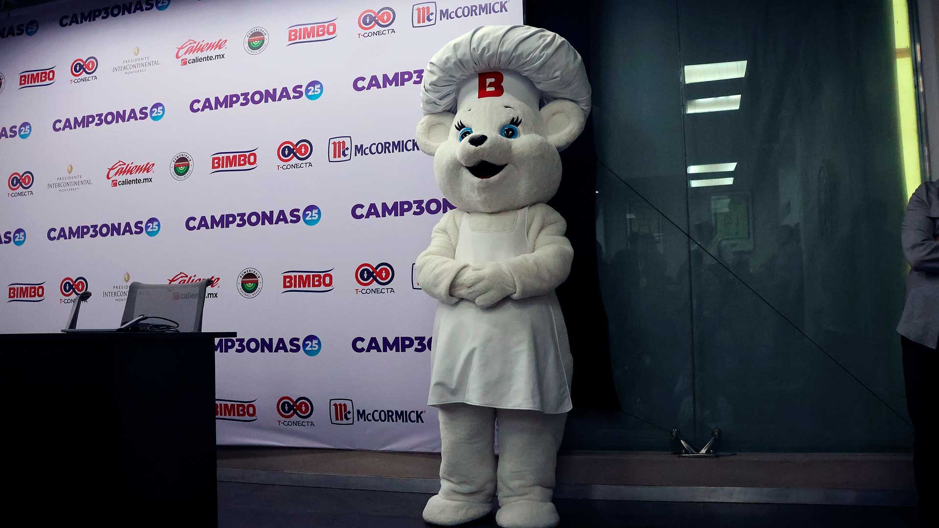 El Osito Bimbo se robó las miradas en la conferencia del Campeonas Tour 2025