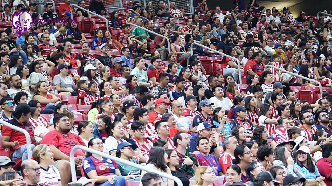 Ambientazo en el Estadio Akron en el Chivas vs. Barcelona Femenino; hubo 25 mil aficionados