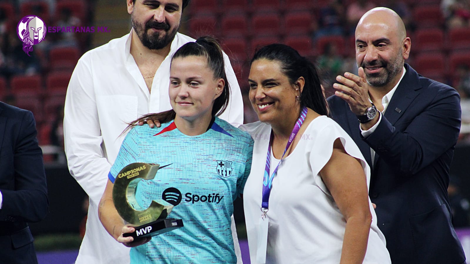 Claudia Pina, atacante del Barcelona, deslumbra con doblete ante Chivas; recibe trofeo de MVP